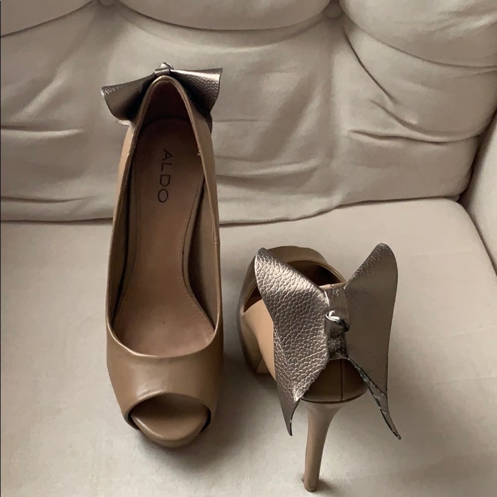 Platform pump with gold bow